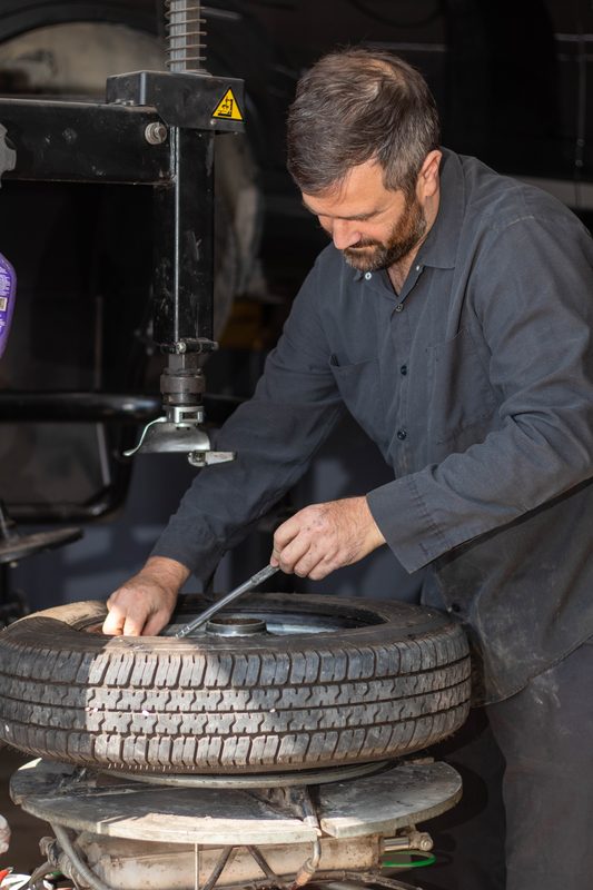 Mounting tire on wire spoke wheel