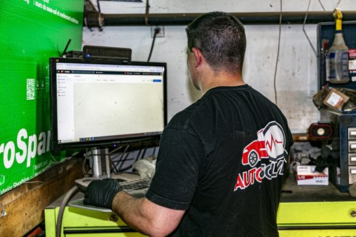 Auto Solve technician pulling trouble codes on the diagnostic scan tool