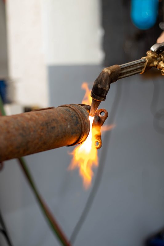 Torch heating exhaust bracket