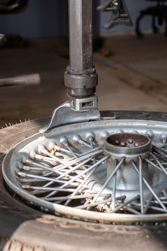 Wire spoke wheel on tire machine
